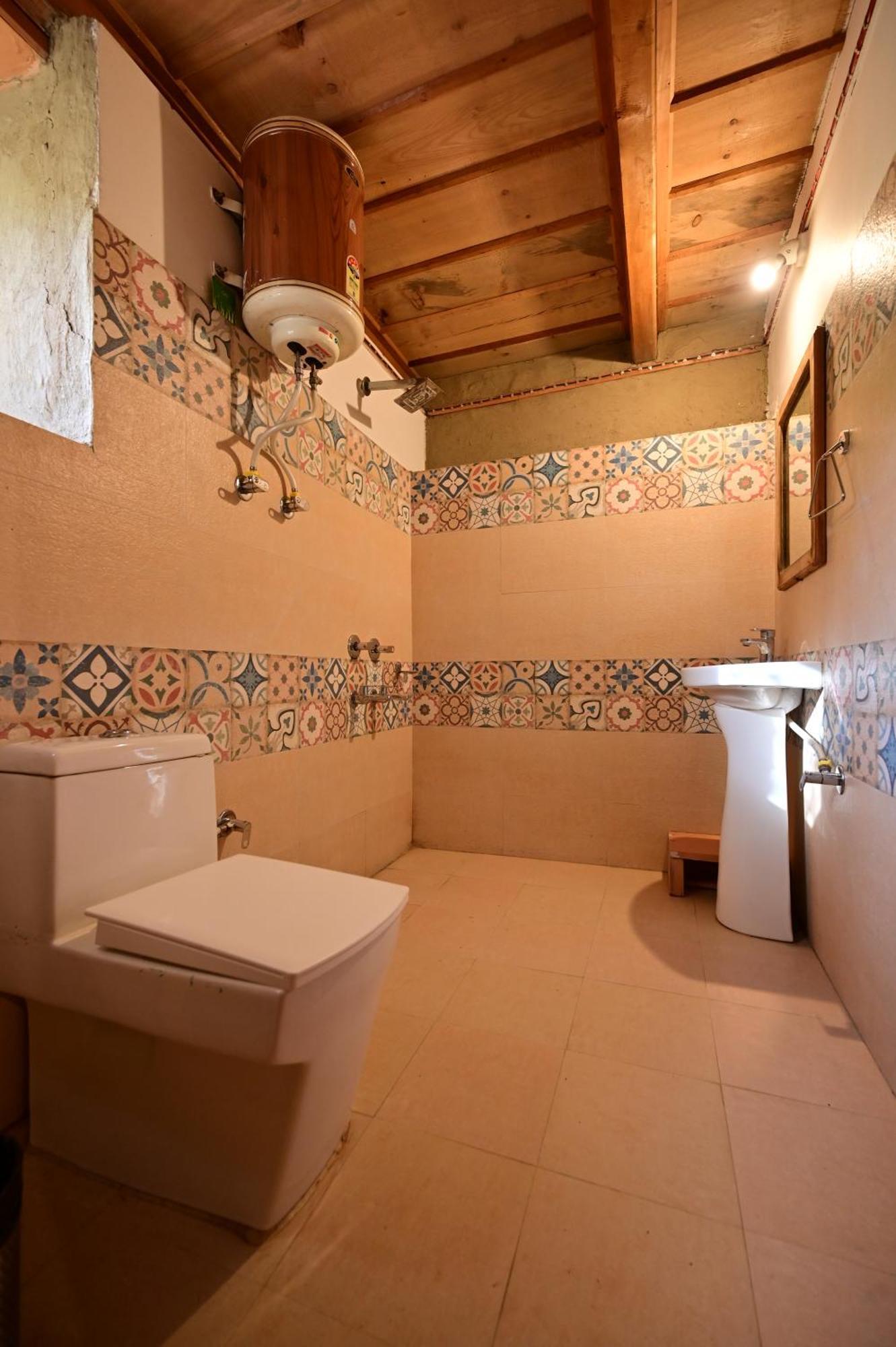 Himalayan Mud Resort كاسول الغرفة الصورة